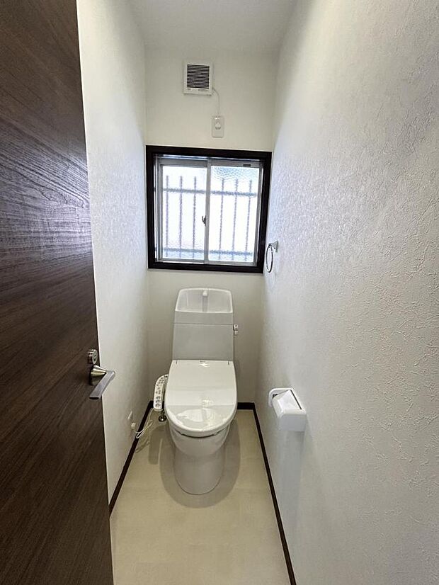 【リフォーム済】1階のトイレは気持ち良くお使い頂く為、ジャニス製新品の便器・便座に交換。もちろん温水洗浄付き便座ですので、季節を問わず快適です。床・天井・壁クロス張り替えしました。