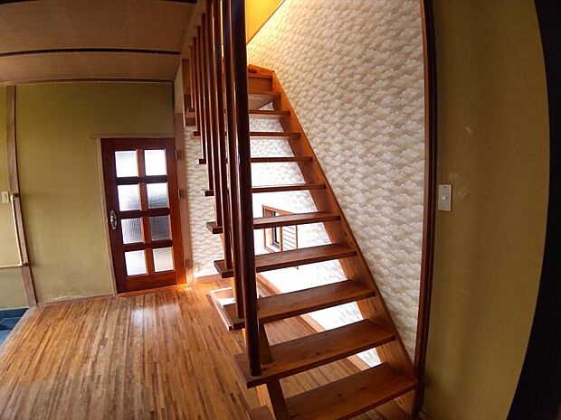 【リフォーム前】階段は綺麗に塗装を行い、手すり新設します。