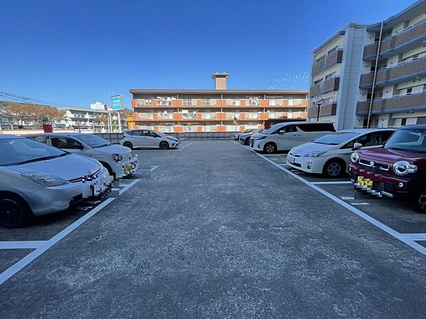 【駐車場】マンション敷地内駐車場です。1戸に1台分、月々1000円にて駐車できますのでお車を所有のお客様も安心です。