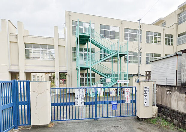 田隈小学校まで徒歩5分(400M)です。近いので低学年のお子様の通学も安心ですね。