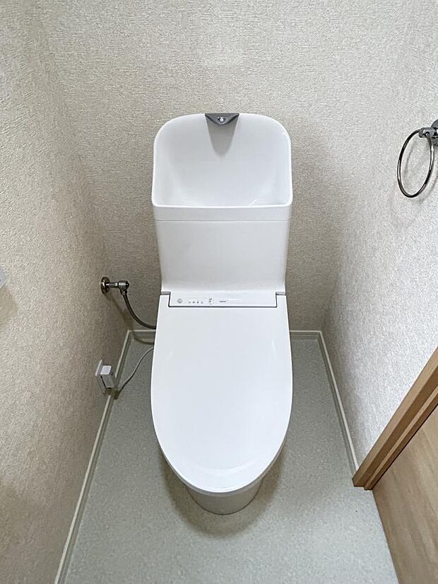 【リフォーム済】トイレはTOTO製の温水洗浄便座に新品交換しました。直接お肌に触れる部分なので、新品だと嬉しいですね。便座は温度調整ができるので、寒い冬場でも安心して利用できます。 