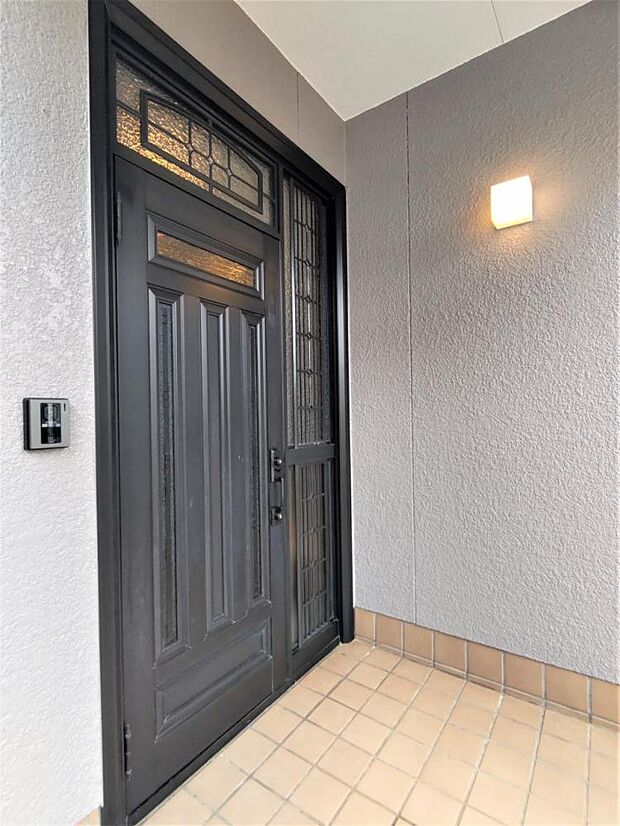 【リフォーム済】玄関の写真です。ドアはクリーニングし、鍵を交換しました。防犯面でも安心ですね。