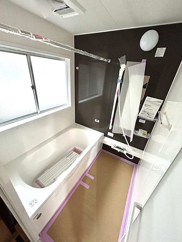 【リフォーム中/5月25日撮影】浴室はハウステック製の新品のユニットバスに交換します。足を伸ばせる1坪サイズの広々とした浴槽で、1日の疲れをゆっくり癒すことができますよ。