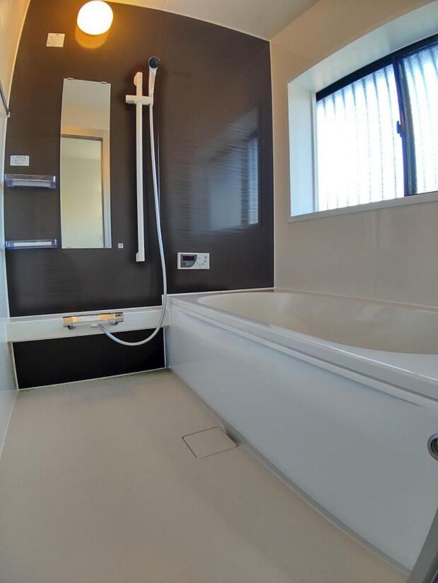 【ユニットバス】浴室はハウステック製の新品のユニットバスに交換しました。足を伸ばせる1坪サイズの広々とした浴槽で、1日の疲れをゆっくり癒すことができますよ。