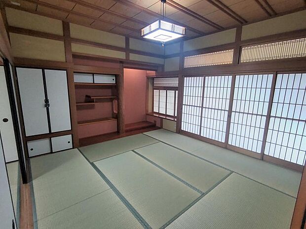 【リフォーム済】8帖和室は畳の表替え、聚楽壁の塗装、天井のクリーニング等を行いました。床の間を構えた豪華な和室です。