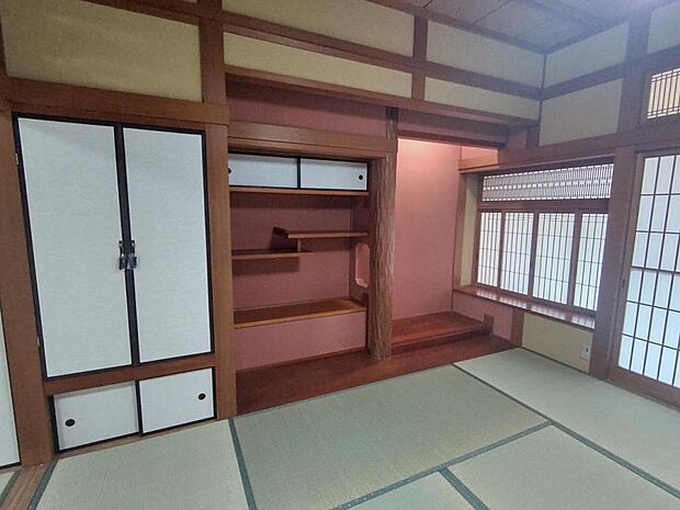 【リフォーム済】8帖和室には違い棚や書院のある豪華な床の間、仏間があります。壁をアクセントで塗り替え、きれいな和室に仕上がりました。