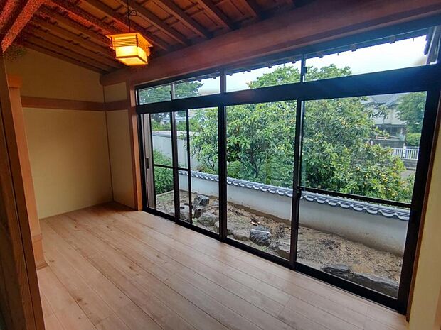 【リフォーム済】8帖和室には幅が1間程ある広縁が隣接しています。お庭を眺めて日向ぼっこや室内干しに使える便利な広縁です。
