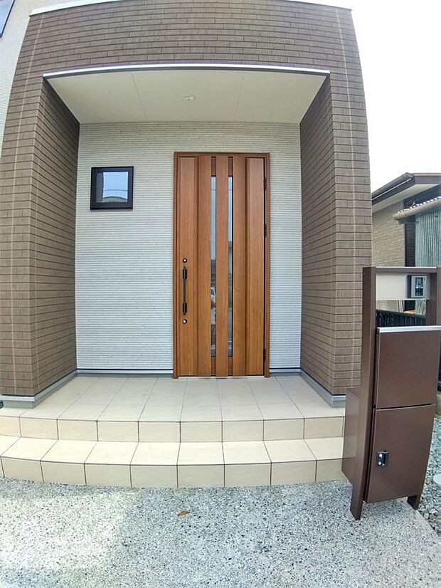 玄関の現地写真。玄関ドアは高い断熱性能と防犯性能があるYKKAP社製を設置