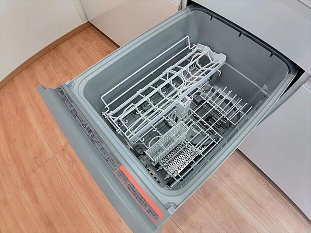 システムキッチンは食器洗い乾燥機付き。手洗いより効率よく家事ができ、節水・節電になります