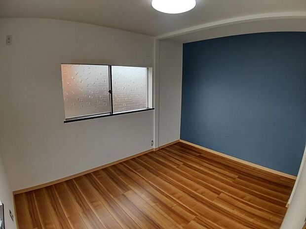 【リフォーム完成】2階西側6帖洋室に変更しました。全てのフローリングの床材は住友林業クレスト製のものを使用しています。
