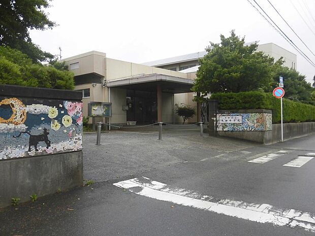 鳥栖市立鳥栖中学校まで1300メートル（徒歩17分）です。中学生の通学距離としては丁度良いですね。