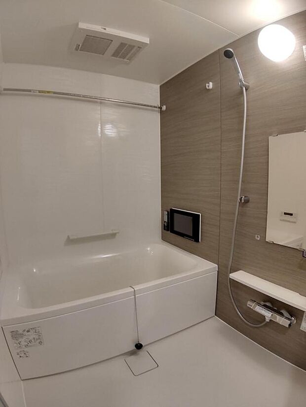 【浴室】お風呂を新品のユニットバスに交換しました。テレビ付きなので、お風呂につかりながらテレビ視聴が出来ます。