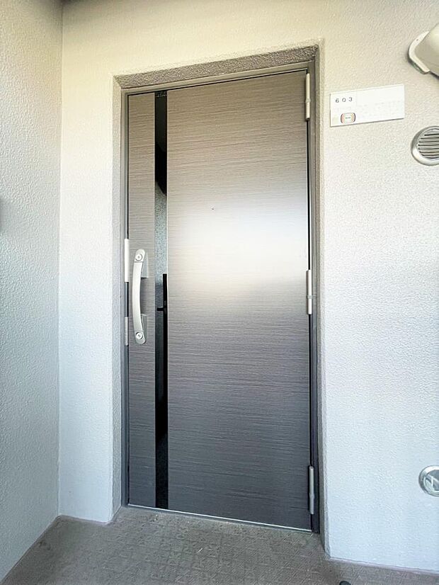 【玄関】玄関の鍵は新品に交換しております。新品なので防犯面でも安心できますね。