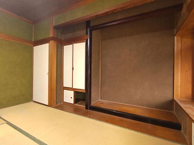 1階の和室には押入れと仏間、床の間があります。