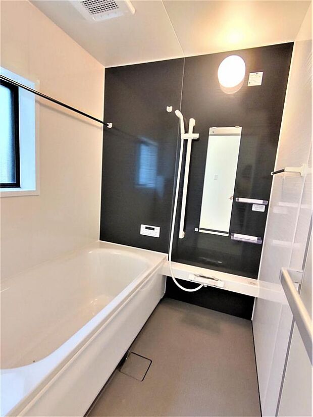 【リフォーム後】浴室はハウステック製の新品のユニットバスに交換しました。足を伸ばせる1坪サイズの広々とした浴槽で、1日の疲れをゆっくり癒すことができますよ。