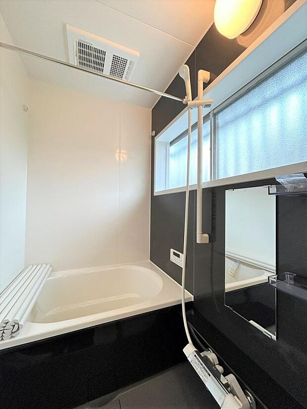【リフォーム後】浴室はハウステック製の新品のユニットバスに交換しました。浴槽には滑り止めの凹凸があり、床は濡れた状態でも滑りにくい加工がされている安心設計です。