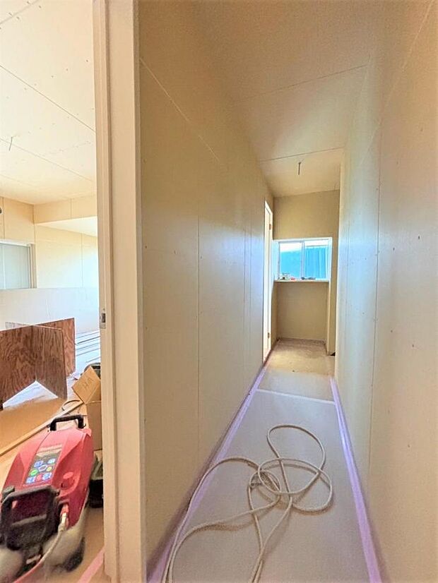 【4/27撮影・リフォーム中】1階の廊下の写真です。建具・照明器具交換、火災警報器設置、床フロア張り、壁天井クロス張りを行います。