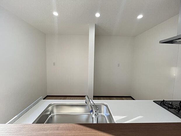 【リフォーム済】南西側元6畳和室の押入れ空間はキッチン裏の冷蔵庫や食器棚の置き場スペースになっております。