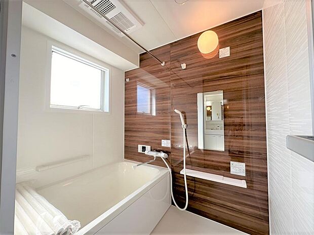 【リフォーム済】浴室はハウステック製の1317サイズの新品のユニットバスに交換しました。追い炊き機能もありますので湯船に浸かって1日の疲れをゆっくり癒してください。