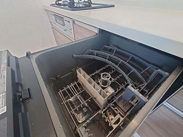 【リフォーム済】キッチンは食器洗い乾燥機付きに交換しました。億劫な食器洗いがラクになり、家事の負担を減らしてくれます。