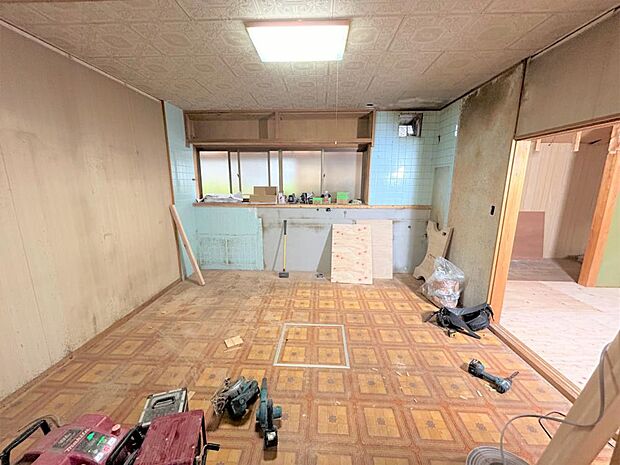 【リフォーム中】台所は7帖の洋室に変更します。天井・壁はクロスを張り替えて床はフローリングを重ね張りします。