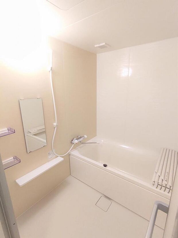 【浴室：リフォーム済】ハウステックのユニットバスを設置しました。床は足裏に密着する微細な凹凸になっているので、すべりにくく安全です。 