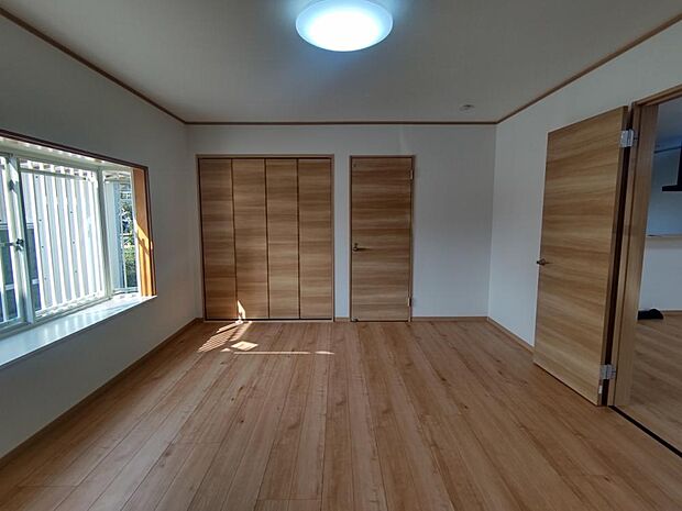 【リフォーム前写真：1階洋室】床は上張りして、壁、天井のクロスを張り替える予定です。