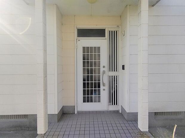 【リフォーム後写真：玄関外】玄関扉は鍵交換を行いました。