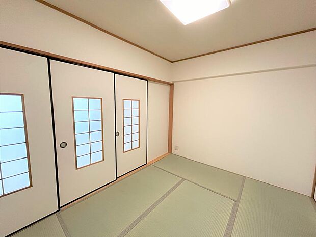【和室：リフォーム済】和室です。壁はクロスを張り替え、畳は表替えを行いました。
