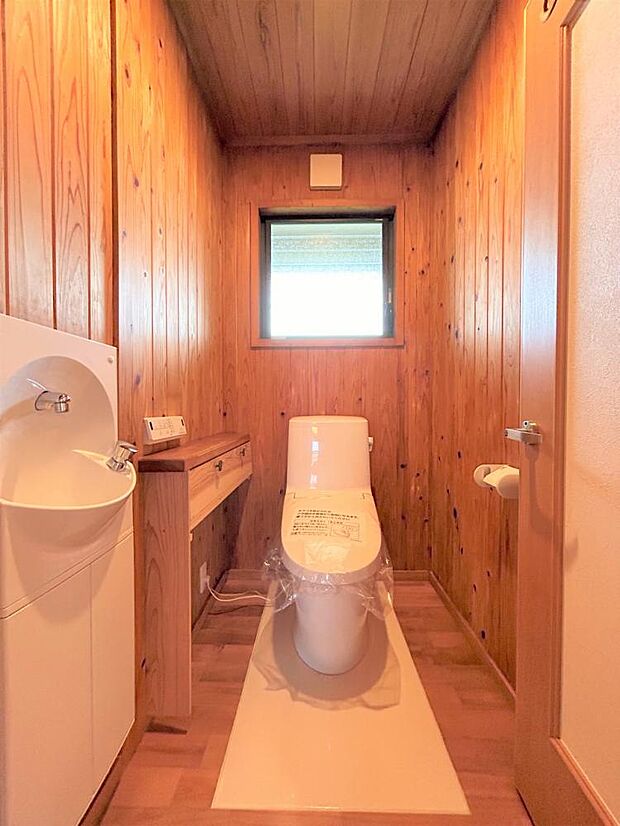 【リフォーム済：トイレ】トイレはリクシル社製の温水洗浄便座トイレに新品交換しました。直接お肌に触れる部分なので、新品だと嬉しいですね。便座は温度調整ができるので、寒い冬場でも安心して利用できます。 