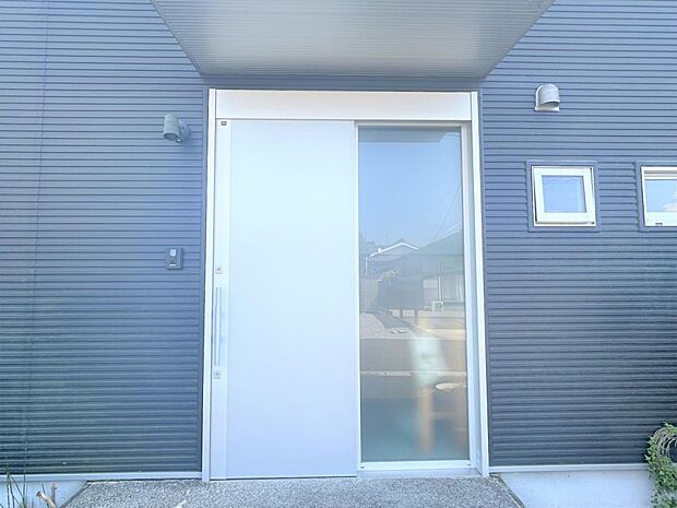 【現地写真：玄関】引き戸タイプの玄関扉なので玄関のスペースを有効活用できます。