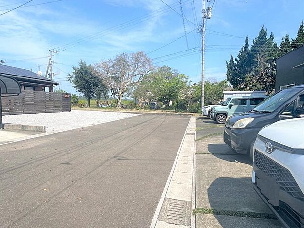 【現地写真：駐車場】普通車が並列4台停めれます。