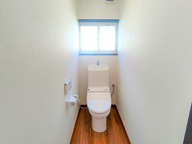 【リフォーム後写真】トイレの写真です。現況トイレのクリーニング、壁のクロス張替、フロアのクリーニングを行いました。