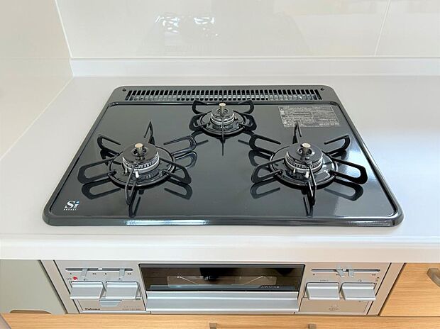 【リフォーム後写真】新品交換しましたのキッチンは3口コンロで同時調理が可能。大きなお鍋を置いても困らない広さです。お手入れ簡単なコンロなのでうっかり吹きこぼしてもお掃除ラクラクです。