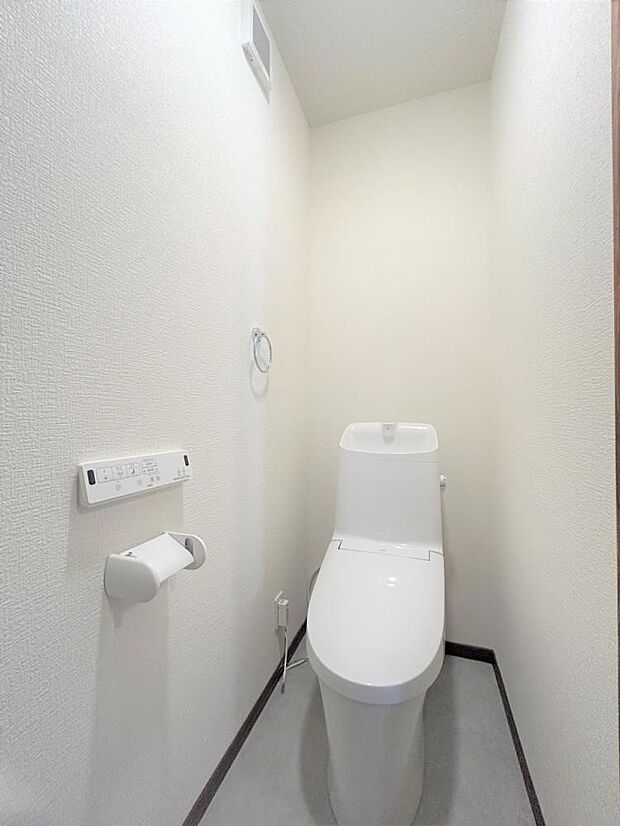 【リフォーム後写真】トイレはLIXIL製の温水洗浄機能付きに新品交換しました。キズや汚れが付きにくい加工が施してあるのでお手入れが簡単です。直接肌に触れるトイレは新品が嬉しいですよね。