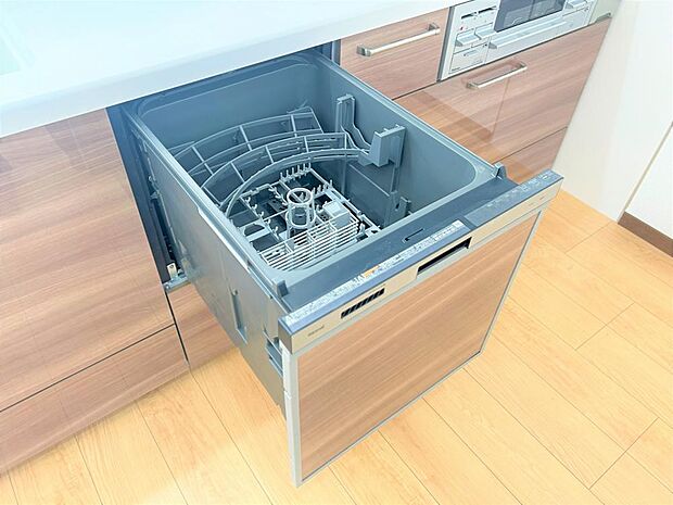 【リフォーム後写真】新品交換しましたシステムキッチンには食洗器が備わっております。食洗器があると、家事の手間が省けてとても楽ですよ。