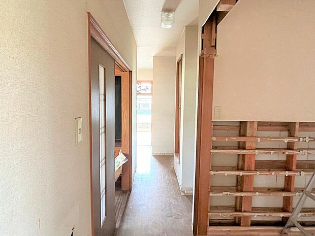 【リフォーム中写真　5/25撮影】廊下です。廊下があると、各部屋との間に空間があるので、音などが漏れにくくなります。床の重ね張り、天井・壁のクロスの張替えを行います。