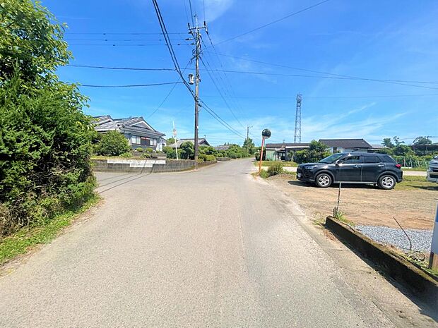 【現地写真】南西、玄関側前面道路の写真です。幅員約4.75ｍ、宮島353号線に接道しております。