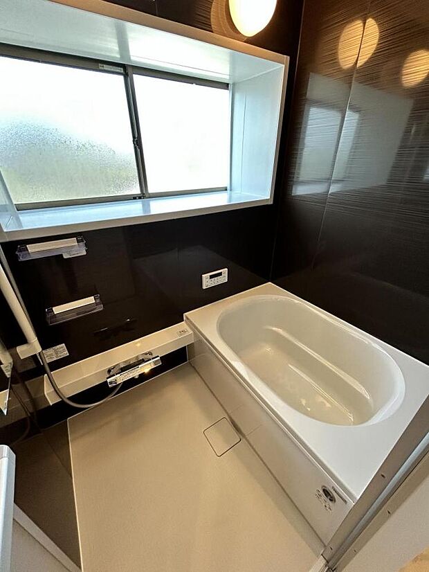 【リフォーム済】浴室はハウステック製の新品のユニットバスに交換しました。浴槽には滑り止めの凹凸があり、床は濡れた状態でも滑りにくい加工がされている安心設計です。