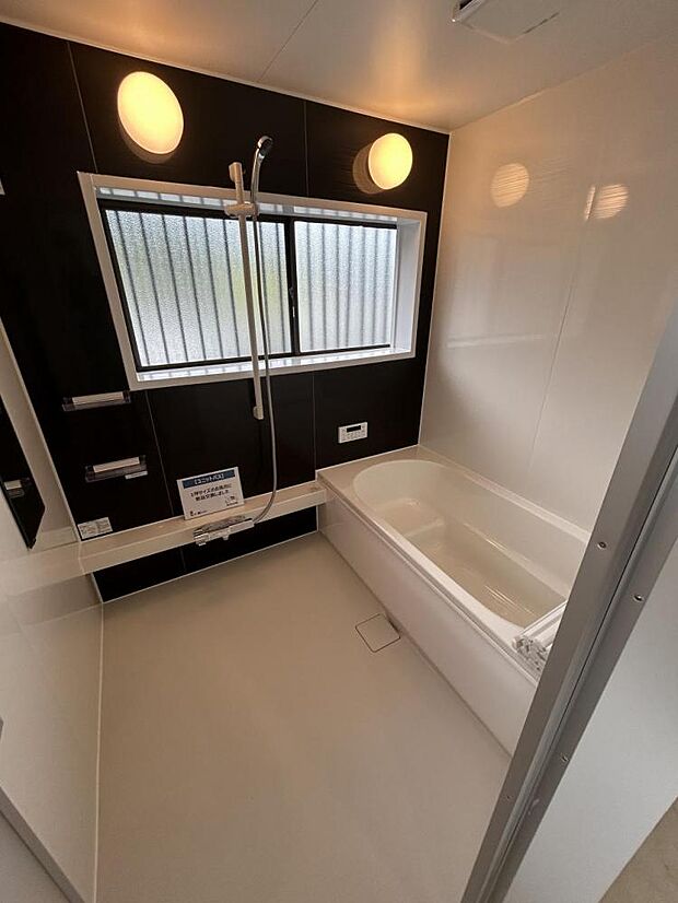 【リフォーム完成】浴室はハウステック製の新品のユニットバスに交換しました。浴槽には滑り止めの凹凸があり、床は濡れた状態でも滑りにくい加工がされている安心設計です。