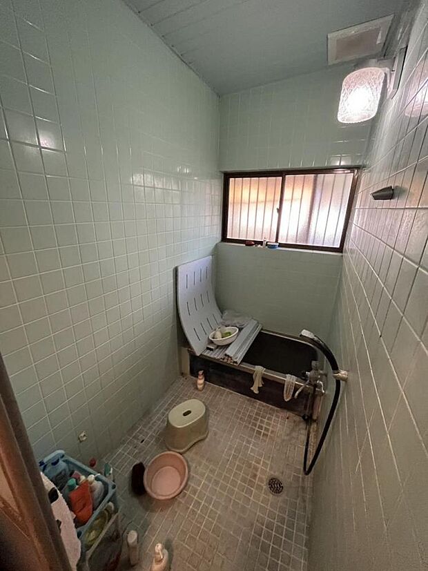 【リフォーム前】浴室写真です。新品のユニットバスに交換します。