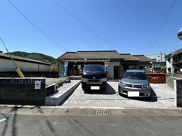 【リフォーム中写真】駐車場は塀を解体して並列2台以上駐車可能になります。