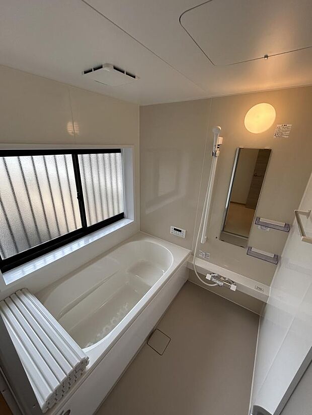 【リフォーム中】浴室はハウステック製の新品のユニットバスに交換します。浴槽には滑り止めの凹凸があり、床は濡れた状態でも滑りにくい加工がされている安心設計です。