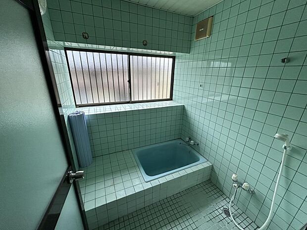【リフォーム前】浴室写真です。ユニットバスに新品交換予定です。