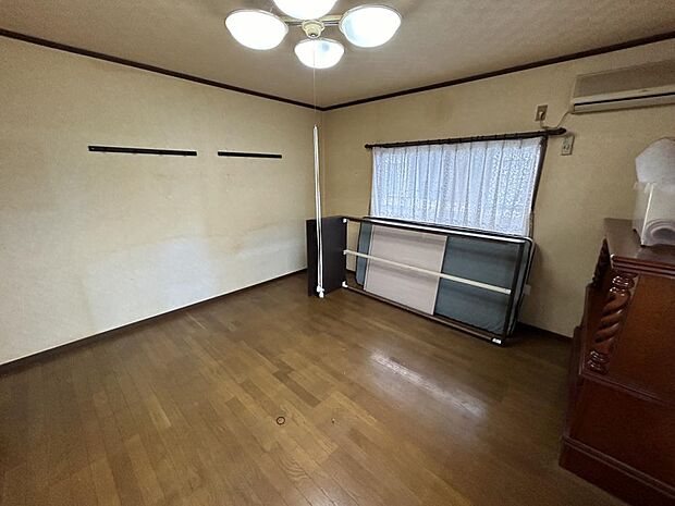 【リフォーム前】8帖洋室の別アングル写真です。こちらの部屋は収納がない為、クローゼットを新設予定です。