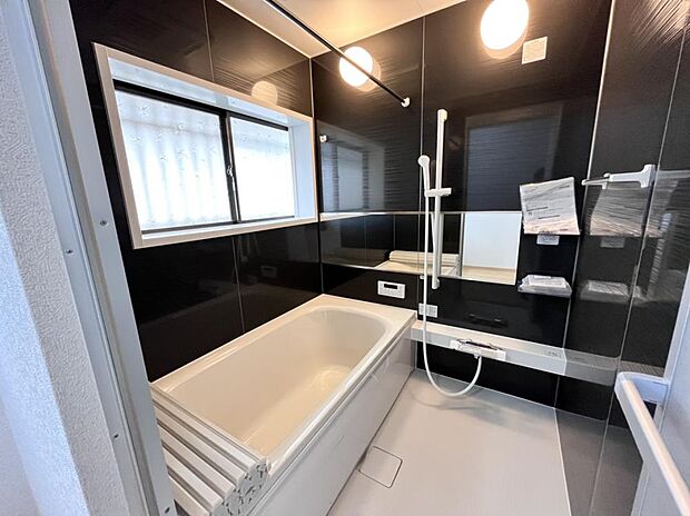 【リフォーム後写真】浴室はハウステック製のユニットバスを設置しました。1坪サイズのお風呂で、1日の疲れをゆっくり癒すことができますね。