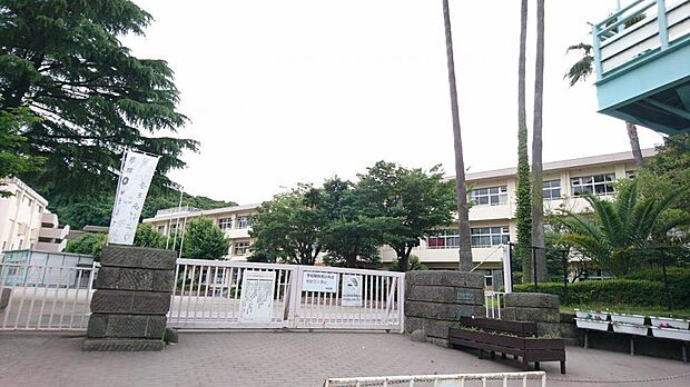 【周辺環境】名山小学校まで750m（徒歩で約11分）