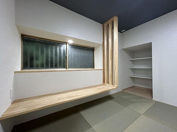 【リフォーム済】LDK横和室です。机と棚を新設しました。小さいお子様の遊びスペースや赤ちゃんのお昼寝部屋にいかがでしょうか。