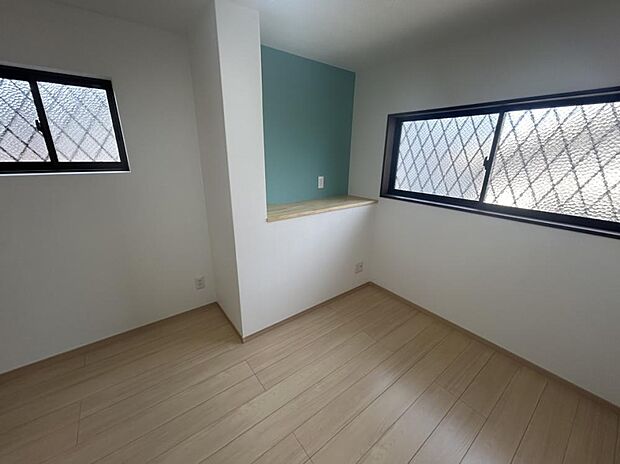【リフォーム済】2階8.5帖洋室（別アングル写真）本立てや小さなインテリアを置けるスペースもございます。