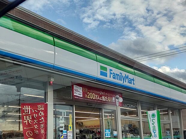 【周辺環境】ファミリーマート加治木本町店まで700ｍ（徒歩約9分）です。近くにコンビニがあると便利です。